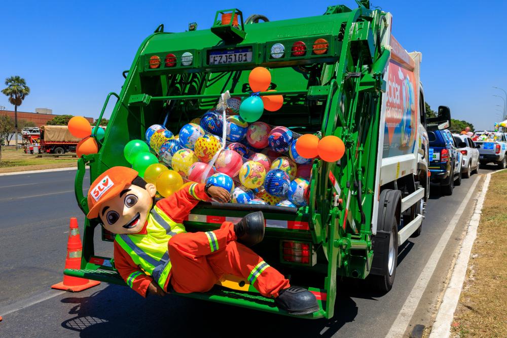 Capa da notícia: SLU doa mais de 900 brinquedos na campanha Vem Brincar Comigo