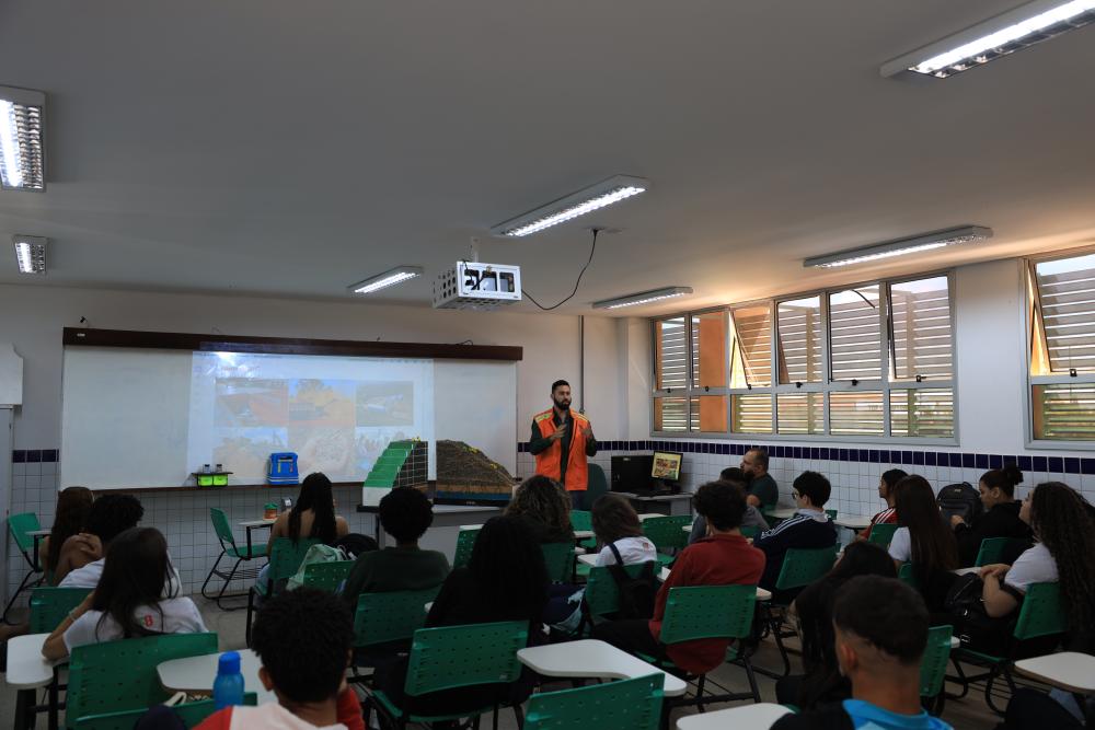 Capa da notícia: SLU promove educação ambiental em evento da Sema no IFB da Estrutural