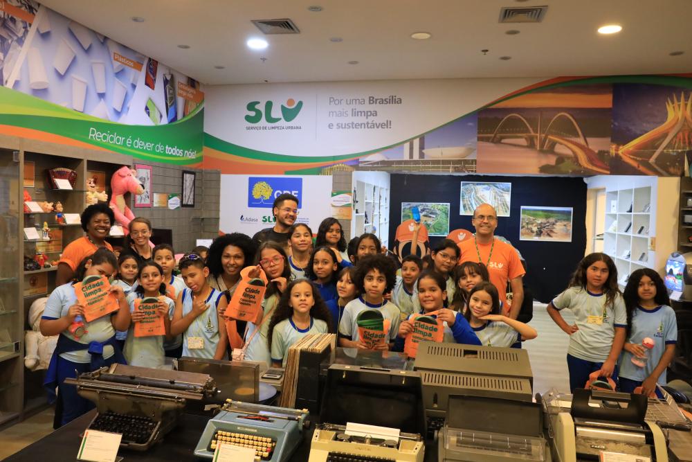 Museu do SLU recebe estudantes de Ceilândia em visita educativa