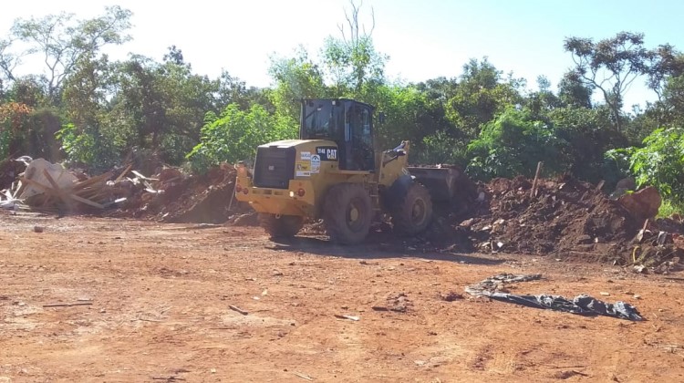 Retirada de entulho nas imediações do Clube de Golfe de Brasília