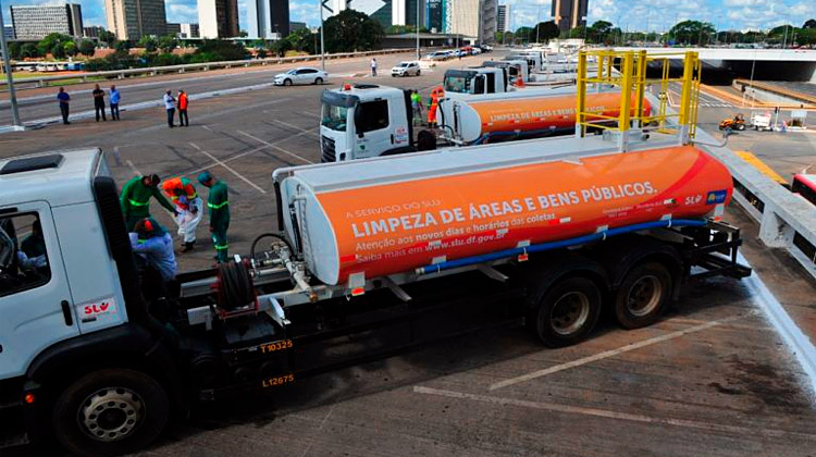 Caminhões pipa do SLU em mutirão de limpeza no DF