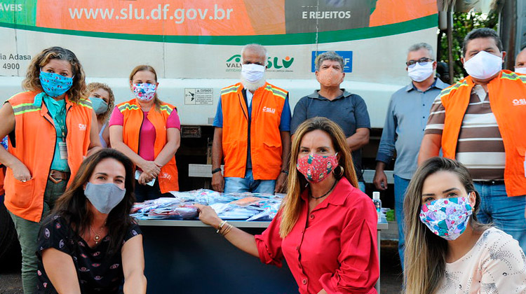 Servidores da limpeza urbana recebem doação de máscaras